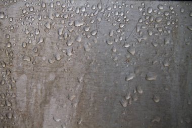 Metalik duvara su damlaları 