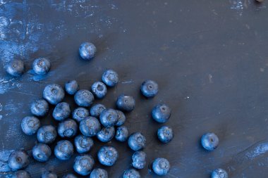 Koyu mavi arkaplanda yabanmersini 