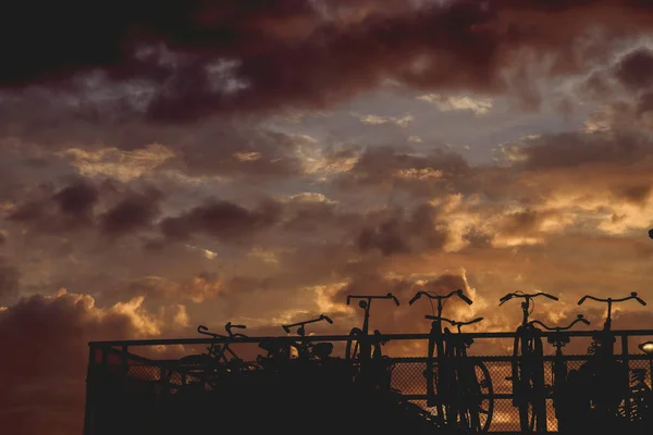 阿姆斯特丹的自行车道和史诗般的天空 — 图库照片