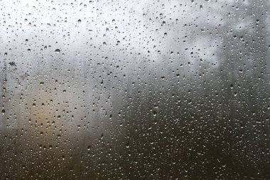 Bir pencere üzerinde yağmur damlacıkları 
