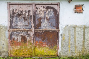 Eski paslı metal kapılı, soyulmuş boyalı. 