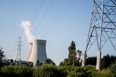 Nükleer santral ve elektrik direkleri 