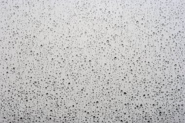 Pencere camındaki damlacıklar, beyaz soyut arkaplan 