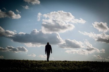 Kırsalda yalnız bir adam. 