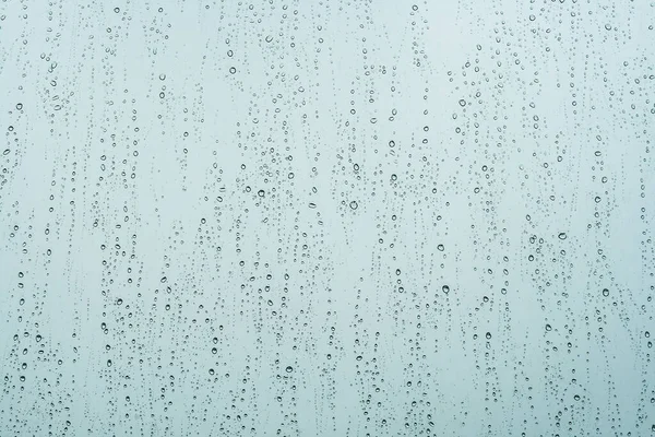 窓の雨滴青の抽象的な背景 — ストック写真