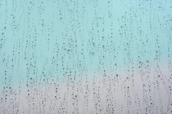 窓の雨滴白と青の抽象的な背景 — ストック写真