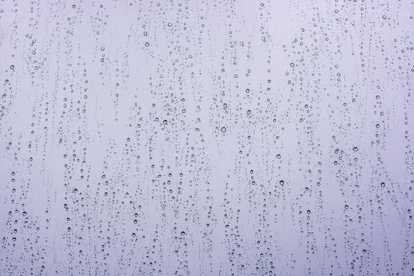 Regendruppels Een Venster Blauw Paars Koude Abstracte Achtergrond — Stockfoto
