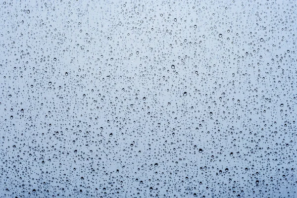 窓ガラスの液滴青の抽象的な背景 — ストック写真