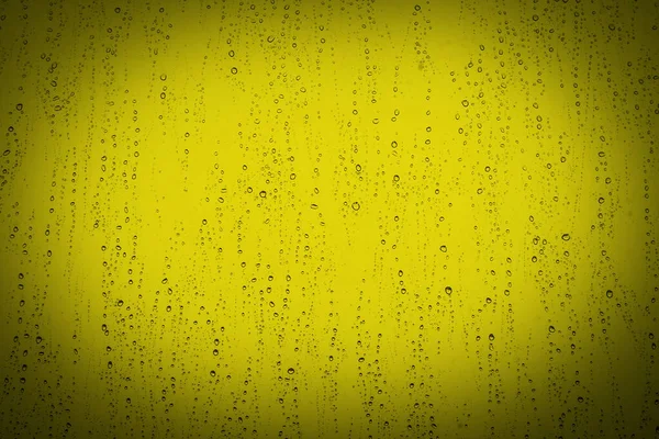 黄色の背景と水滴 — ストック写真