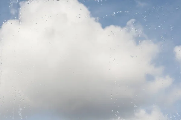 窓の雨滴と空の大きな嵐の雲 — ストック写真