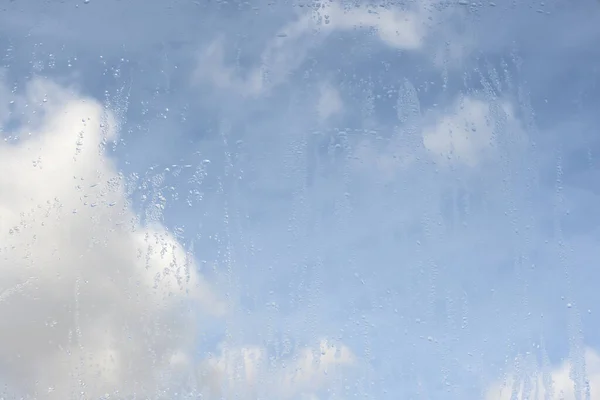Blauer Himmel Mit Wolken Und Regentropfen Fensterglas — Stockfoto
