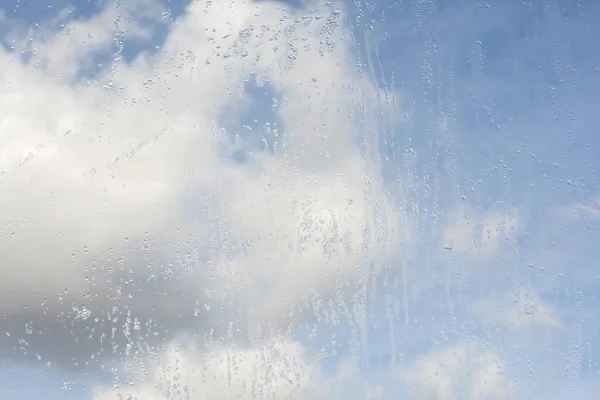 Regentropfen Einem Fenster Nach Dem Sturm Bewölkt Und Blauer Hintergrund — Stockfoto