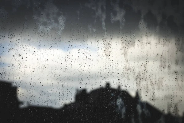 Regentropfen Einem Fensterglas Stürmische Stadtlandschaft Hintergrund — Stockfoto