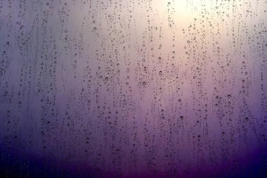 Penceredeki yağmur damlaları, mor soyut arkaplan