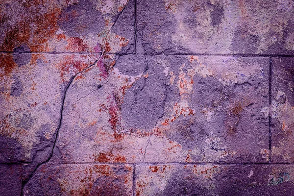 Boya Kalıntıları Soyut Mor Arka Gruplandırmalı Eski Çatırtılı Duvar — Stok fotoğraf