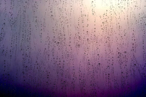 窓の雨滴紫の抽象的な背景 — ストック写真