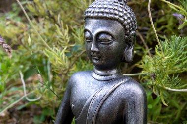 Yeşil bahçedeki Buda heykeli 