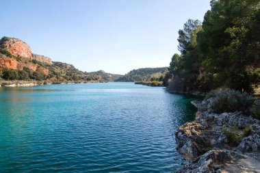 Lagunas de Ruidera Doğal Parkı 'ndaki La Lengua Gölü.