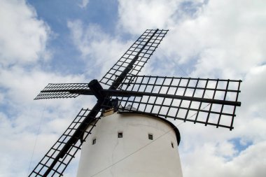 Castilla La Mancha, İspanya 'da geleneksel yel değirmeni