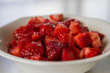 Bir tatlı kasesi şekerli çilek. 