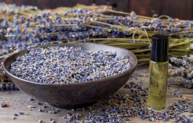 Doğal lavanta yağı ve kuru çiçekler 