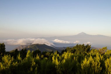 İspanya 'nın Kanarya Adaları' ndaki La Gomera adasından Teide Dağı görüldü.