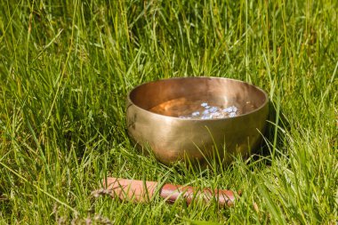 Tibet kasesi yeşil çimlerin üzerinde yedi metalden yapılmıştır. 