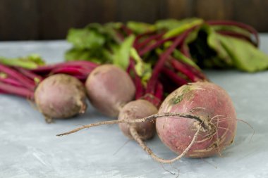 Mutfak masasında pancar kökleri 