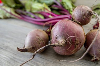Kichen masasında kırmızı pancar kökleri 
