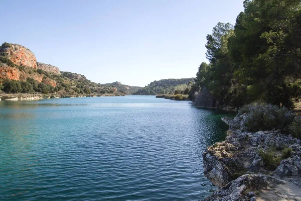 Lagunas de Ruidera Doğal Parkı 'ndaki La Lengua Gölü.