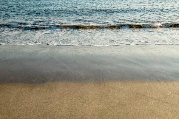 海滨的水和沙子 — 图库照片