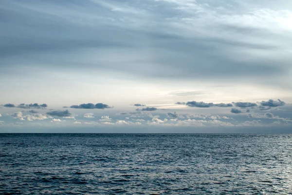 深蓝色的大海和多云的天空 — 图库照片