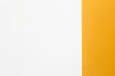 Beyaz duvar dokusu ve Hint portakalı.