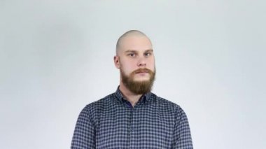 Sakallı ve kel adam yansımasına bakar ve deli olduğunu düşünür..