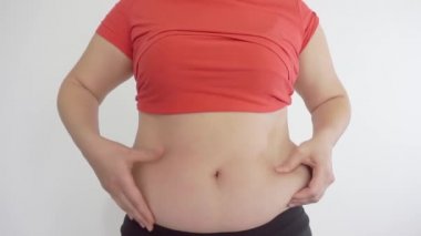 Kalın kız karnına dokunuyor ve depresyondan ağlıyor.