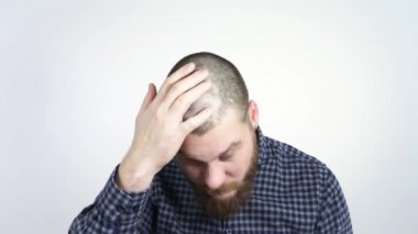 Bir erkek senin düşen saçının yansımasını görür..