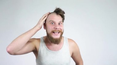 Çılgın saçlı komik bir adam kafasına dokunup gülüyor. Berber dükkanı..