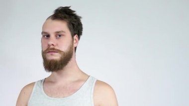 Çılgın saç kesimi olan adam profilini ve yüzünü tamamen değiştiriyor..