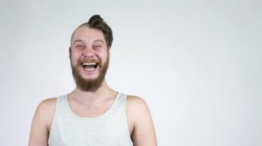 Yarı tıraşlı çılgın hippiler kameraya gülüyorlar..