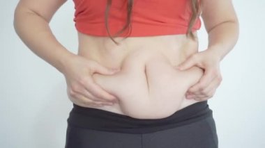 Aşırı kilolu bir kadın kameraya bakarak ağlıyor.