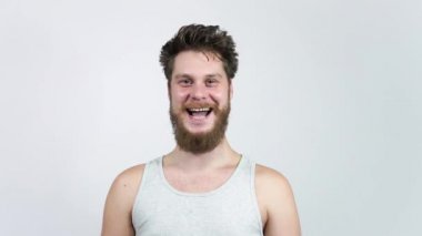 Karizmatik bir adam kameraya mutlu bir şekilde güler. Mutlu bir adamın yakın çekimi.