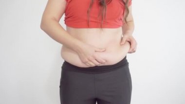 Şişman kadınlar karnına dokunur ve kameraya doğru ağlar.