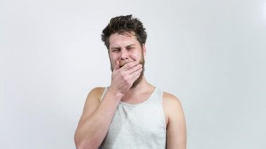 Sakallı adam ağlıyor. Genç bir adam ağlıyor ve deniyor..