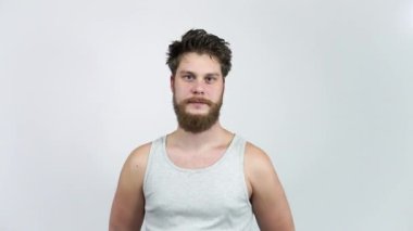 Genç adam şaşkınlıkla ağzı kapatan haberlere şaşırdı. Sürpriz ve zevk..