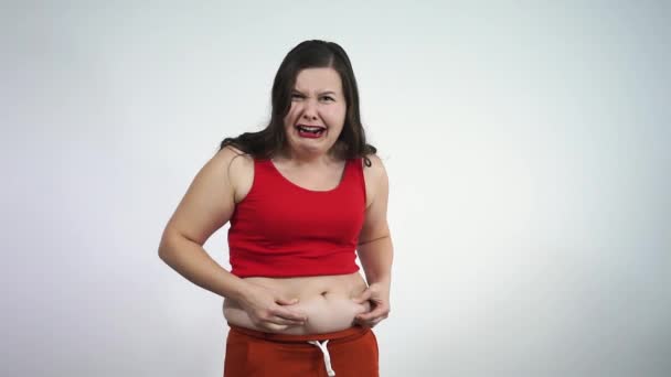 大尺寸的女孩看着镜子里的胖肚子，怒气冲冲地尖叫着. — 图库视频影像