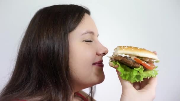 Fechar de mulher comendo fast food, hambúrguer, cheeseburger. Vida maneira insalubre . — Vídeo de Stock