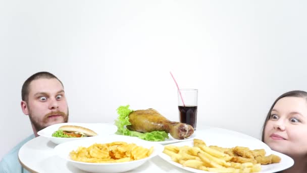 Mira debajo de la mesa y roba comida.Divertido acerca de la comida chatarra . — Vídeos de Stock