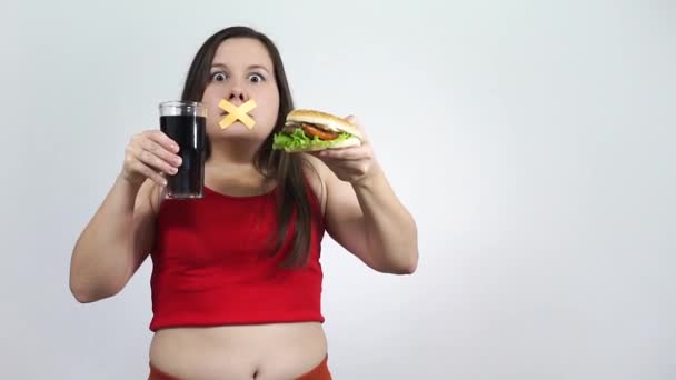 Retrato de mulher gorda rejeita alimentos ricos em calorias enquanto fecha a boca.Dieta . — Vídeo de Stock