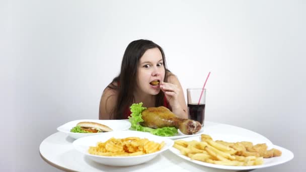 La chica en la dieta despegó y come comida rápida.Comer, gula . — Vídeo de stock