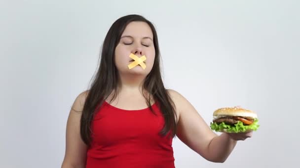 Tlustá žena na dietě odmítá nezdravé hamburgery fast food. — Stock video